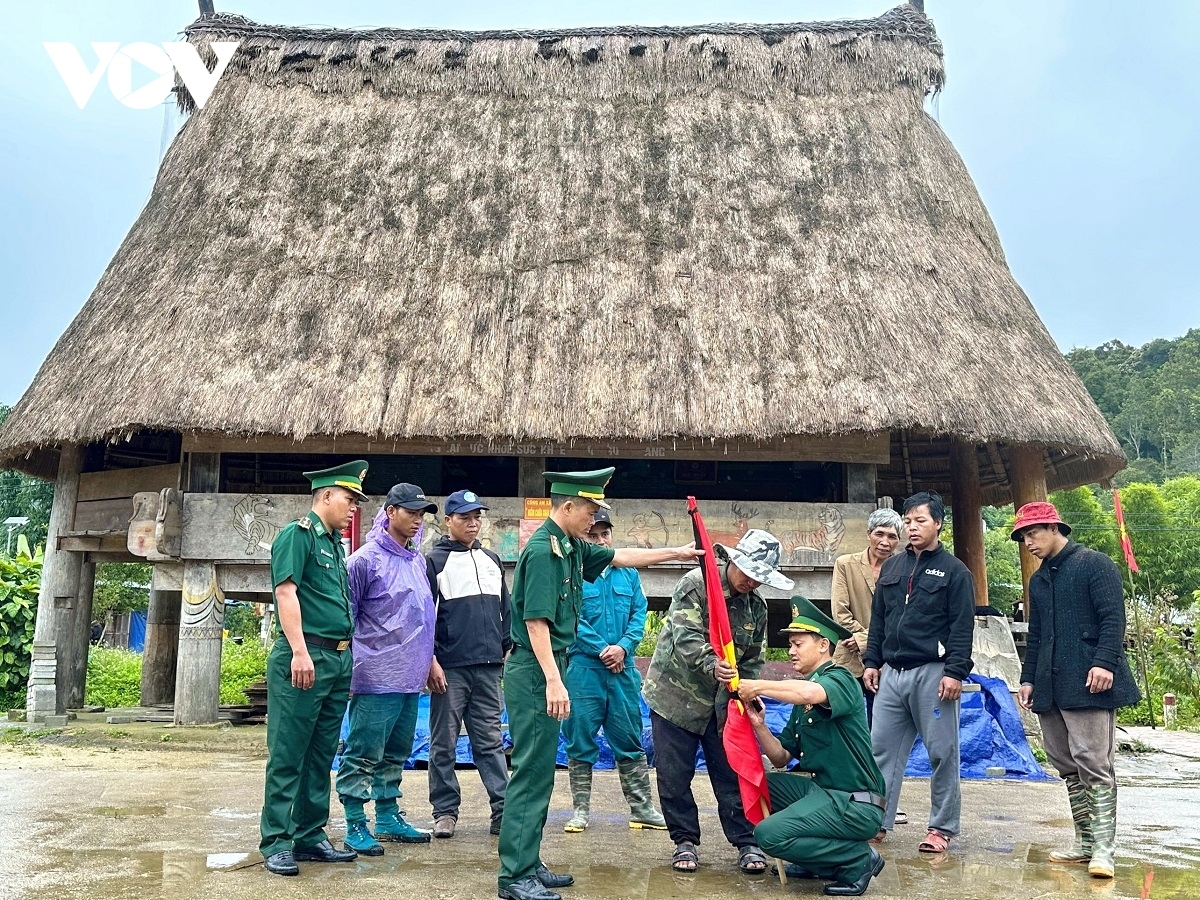 Cán bộ, chiến sĩ Đồn Biên phòng Ga Ry, chr’hoong Tây Giang, Quảng Nam pa choom đhanuôr dzông cờ doọ choom păr.