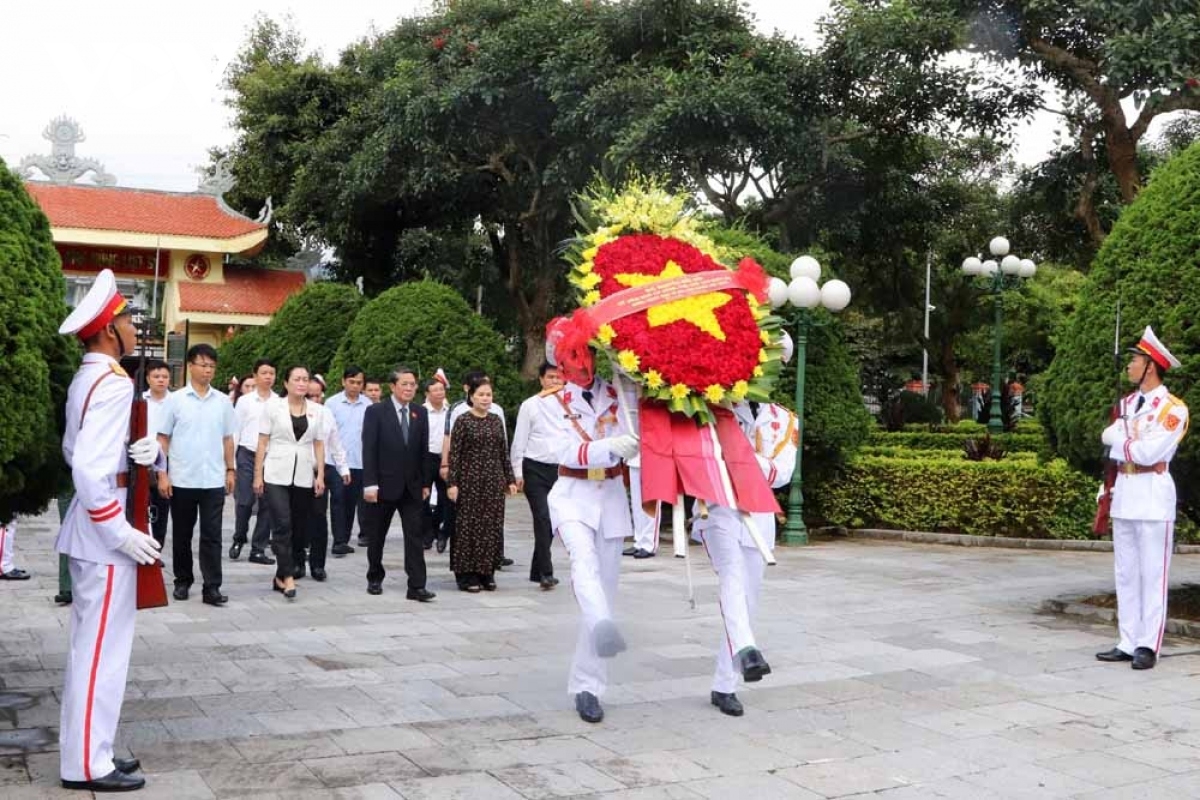 Phó Chủ tịch Quốc hội Nguyễn Đức Hải và đoàn công tác đã dâng hương, hoa tại Nghĩa trang liệt sĩ tỉnh Lai Châu