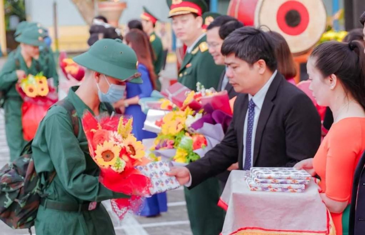 Lãnh đạo huyện Phước Sơn tặng quà thanh niên trong một đợt giao nhận quân. Ảnh: PHÁI - PHONG