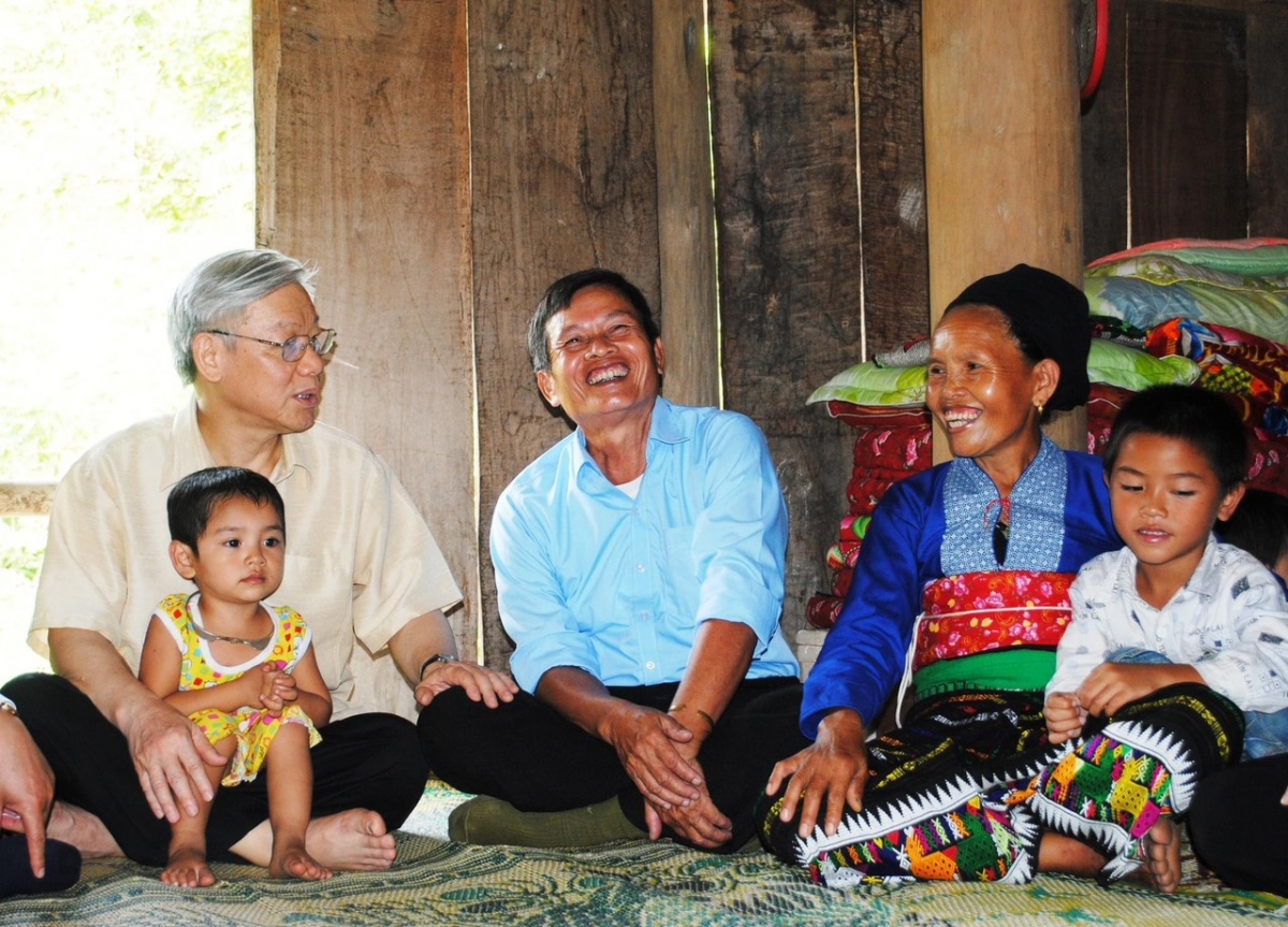 Tổng bí thư Nguyễn Phú Trọng trò chuyện với bà con bản Khằm (xã Trung Lý). Ảnh kt: Cổng thông tin ĐT huyện Mường Lát (Thanh Hóa)