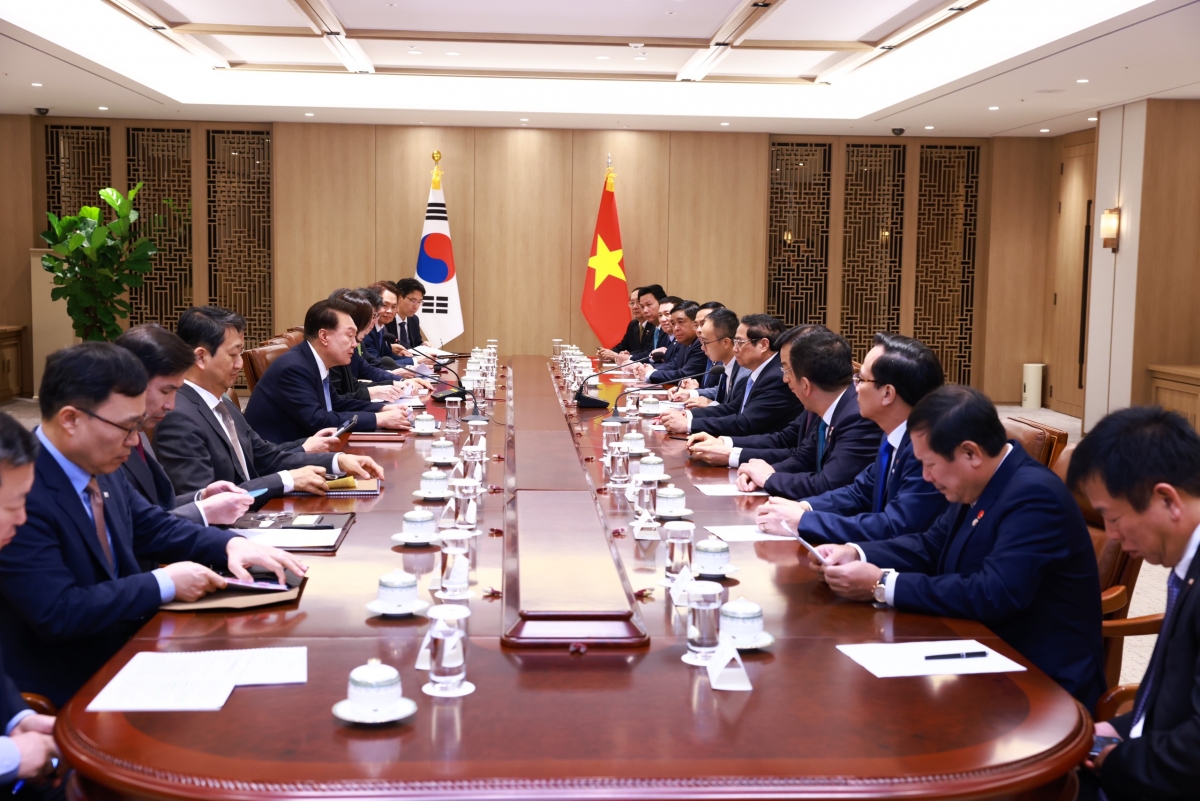 Khua dêh čar ta ơi Phạm Minh Chính ră ruai hăng Khua mir sir dêh čar Hàn Quốc ơi Yoon Suk Yeol