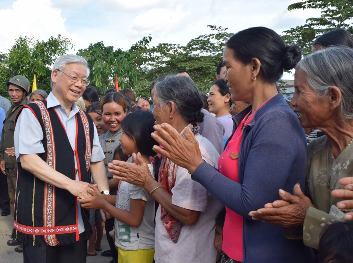 Khua git gai Ping gah Nguyễn Phú Trọng nao čuă mơnuih ƀôn sang plơi Kon Rơbang 2, să Vinh Quang, plơi prong Kon Tum, tơring čar Kon Tum blan 4/2017