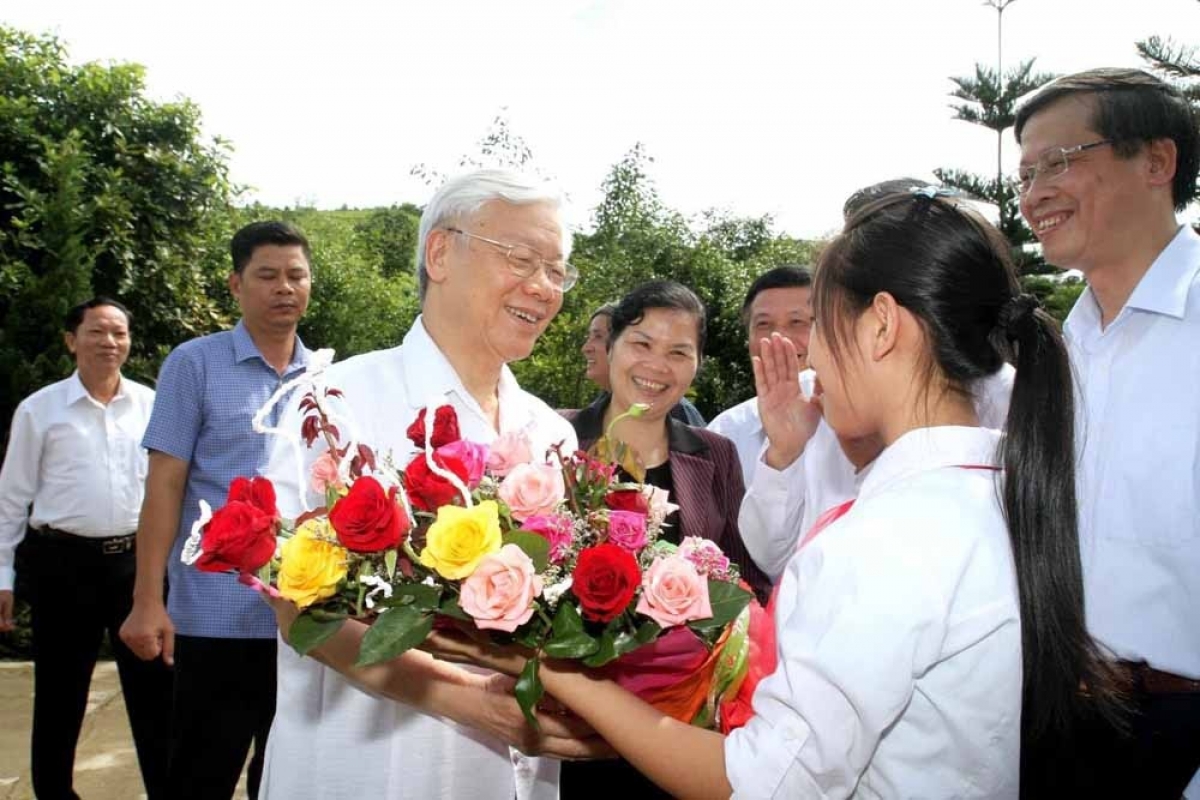 Tổng Bí thư căn dặn thiếu nhi địa phương cần chăm chỉ học tập để xứng đáng là con ngoan, trò giỏi, sẵn sàng là nguồn cán bộ kế cận của địa phương, đất nước.