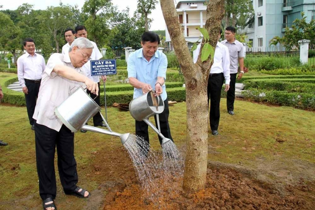 Tổng Bí thư cùng lãnh đạo tỉnh Lai Châu trồng cây lưu niệm tại khuôn viên Quảng trường Nhân dân tỉnh Lai Châu.