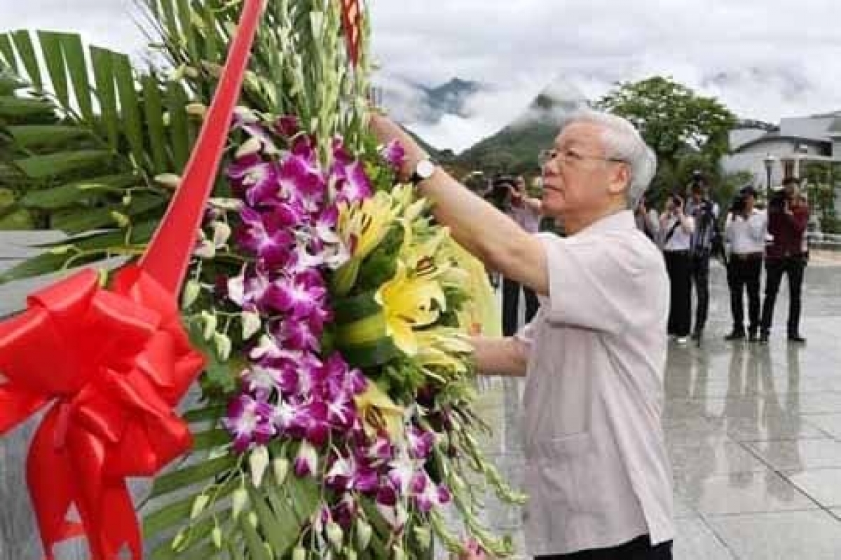 Tổng Bí thư dâng hoa tại Tượng đài Bác Hồ với đồng bào các dân tộc Lai Châu...