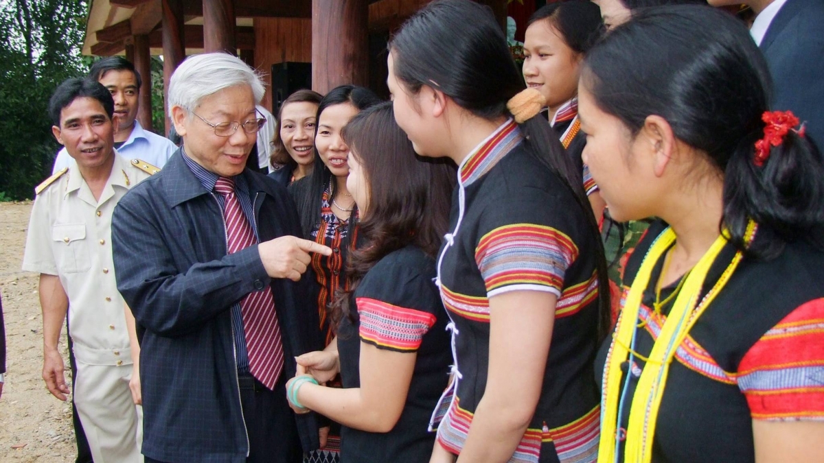 Tổng Bí thư Nguyễn Phú Trọng động viên người dân vùng căn cứ cách mạng huyện Hiệp Đức, tỉnh Quảng Nam vượt khó để lao động sản xuất. Ảnh: Vũ Quang Hùng