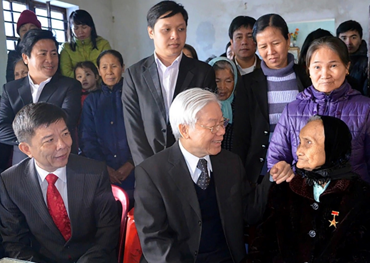 Tổng Bí thư Nguyễn Phú Trọng thăm Mẹ Việt Nam anh hùng Lại Thị Sen (ảnh: Ngọc Mai)