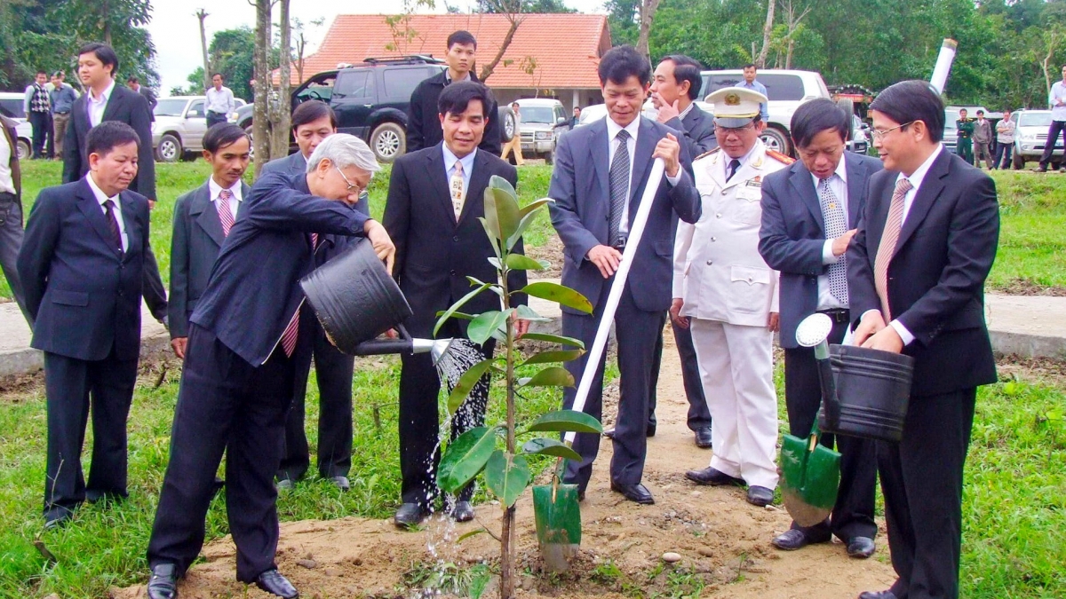 Tổng Bí thư Nguyễn Phú Trọng trồng cây cây đa búp đỏ tại Khu di tích lịch sử căn cứ Khu ủy Khu 5, ở xã Sông Trà, huyện Hiệp Đức vào năm 2012. Ảnh: Vũ Quang Hùng