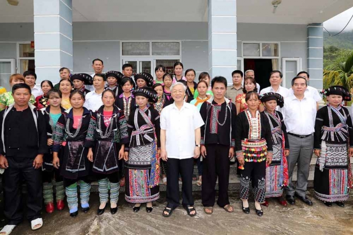 Tổng Bí thư và đoàn công tác chụp ảnh lưu niệm cùng đồng bào các dân tộc địa phương...