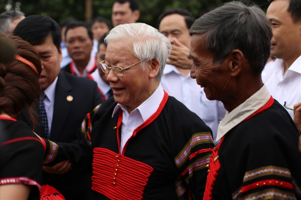 Tổng Bí thư Nguyễn Phú Trọng mặc áo dân tộc Ê Đê dự ngày hội đại đoàn kết các dân tộc huyện Krông Ana, tỉnh Đắk Lắk (tháng 11 năm 2018). Ảnh kt: TTXVN