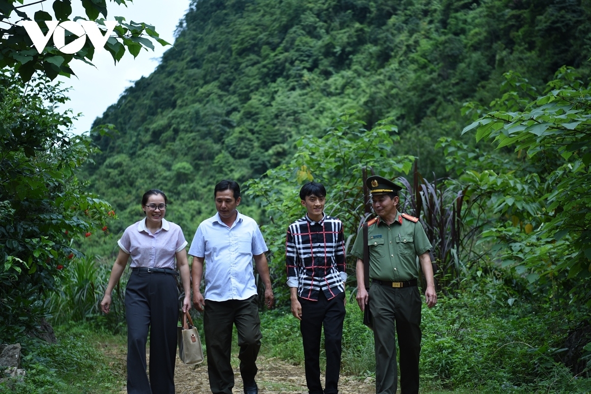 Bà Đàm Mai Hoa (ngoài cùng bên trái), Phó Chủ tịch UBND xã Thượng Thôn tới thăm nhà người dân trên địa bàn. Ảnh: VOV.VN
