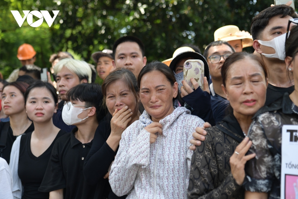 Người dân xúc động trong giây phút tiễn biệt Tổng Bí thư, người lãnh đạo suốt đời phụng sự đất nước, phục vụ nhân dân, làm việc đến hơi thở cuối cùng