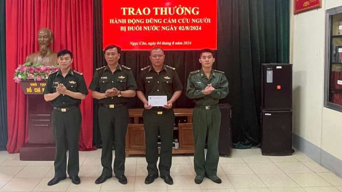 Tuyên dương Tổ công tác vì thành tích cứu người trong cơn lũ dữ. Ảnh: Biên phòng Cao Bằng