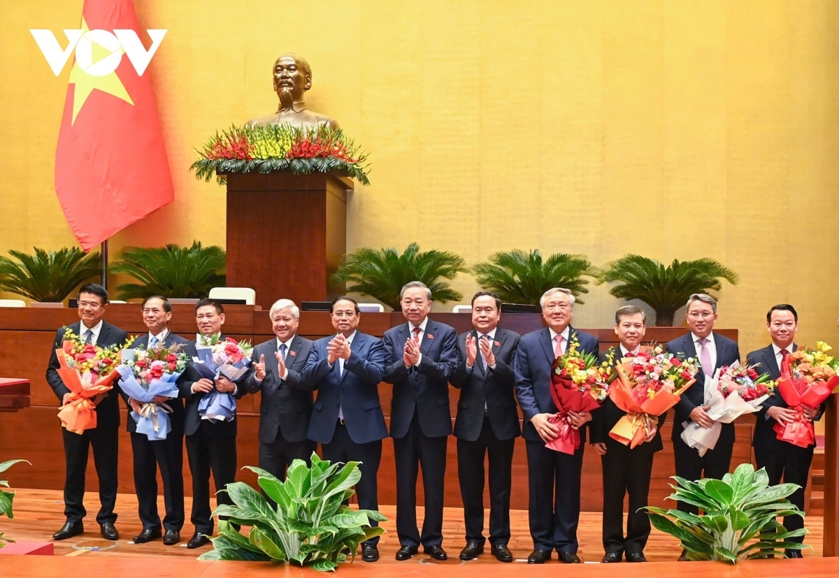 
Tổng Bí thư, Kơdră chĕp pơgơ̆r Teh đak Tô Lâm; Thủ tướng Phạm Minh Chính hăm Kơdră chĕp pơgơ̆r Kuô̆k hô̆i hmach chơt hơ iă păng phĭn rup hơdoi hăm rim kang ƀô̆ kơpal ‘nao đei Kuô̆k hô̆i jăl XV pôk tơmơ̆t.