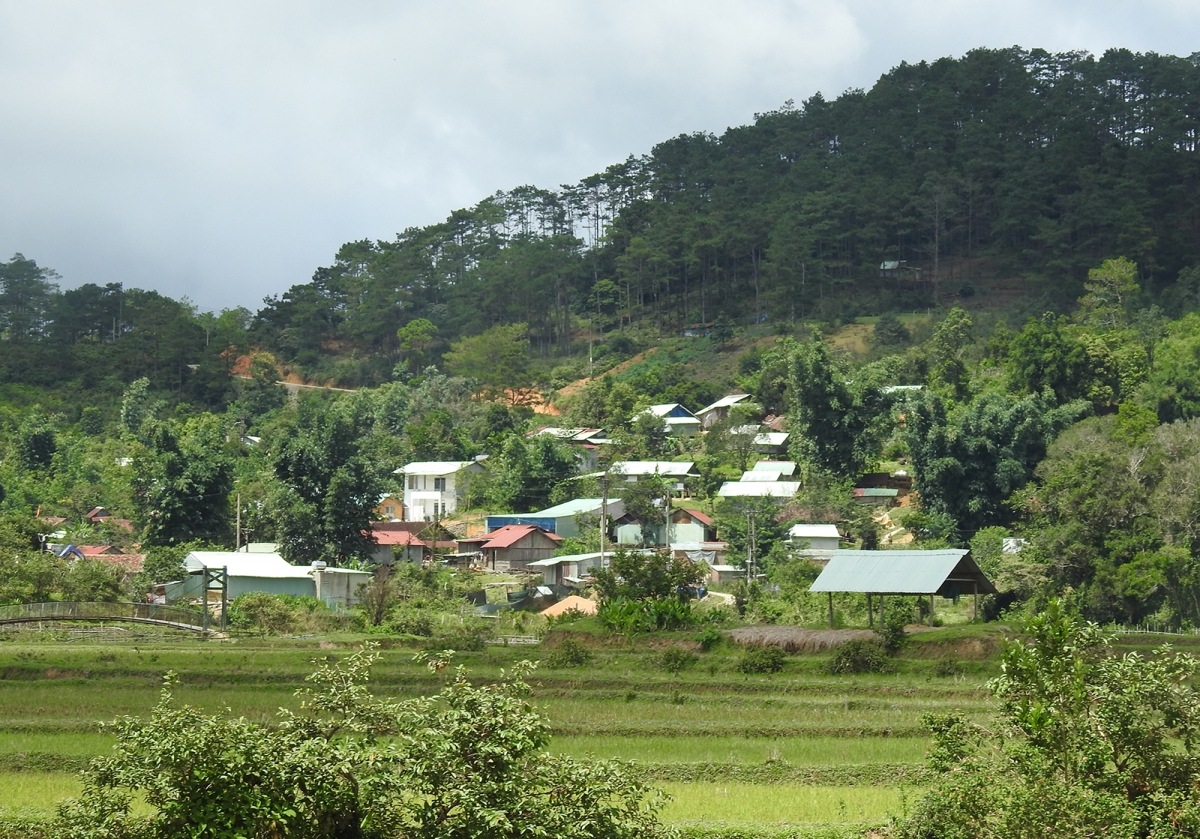 Mĭnh tơring kon pơlei oei xa lơ̆m anih đei teh dơdrŏ tơ̆ apŭng Kon Plông, dêh char Kon Tum