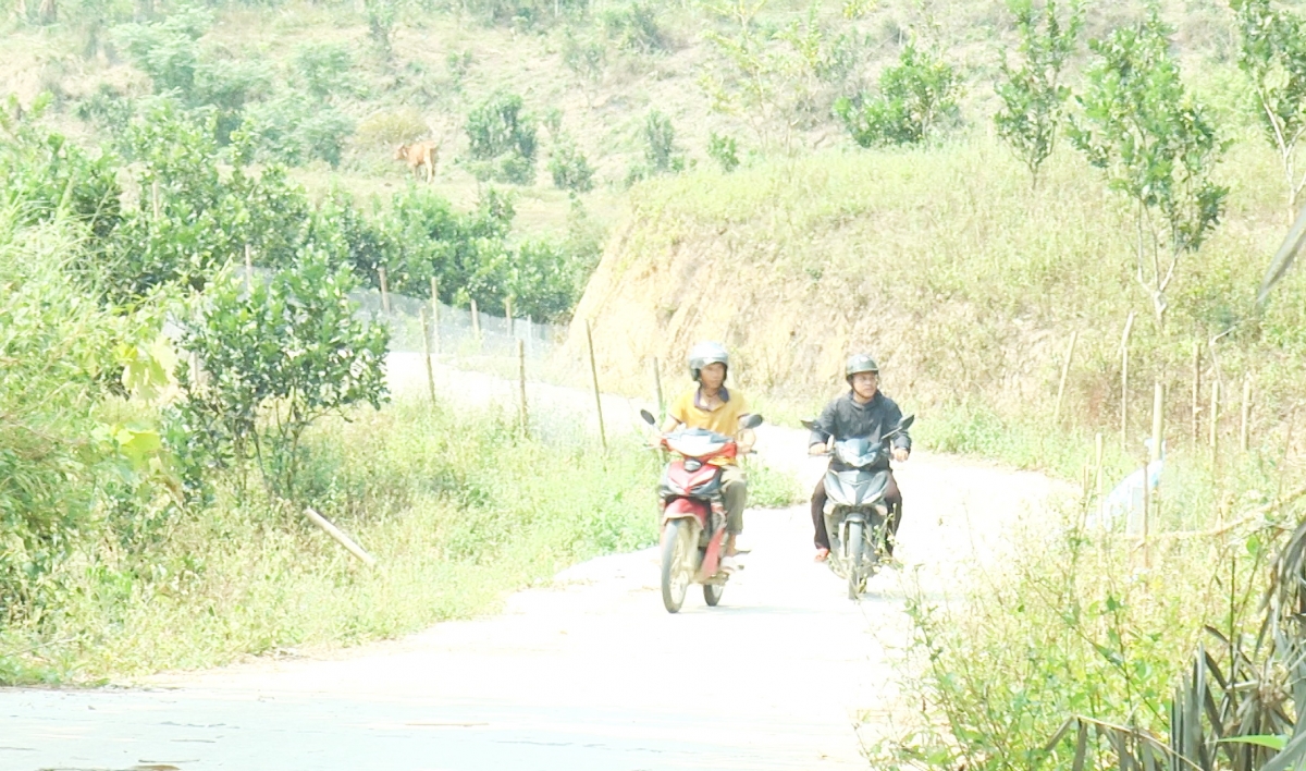 Tuyến đường dân sinh thôn A Liêng hoàn thành tạo thuận lợi cho người dân đi lại,
phát triển sản xuất