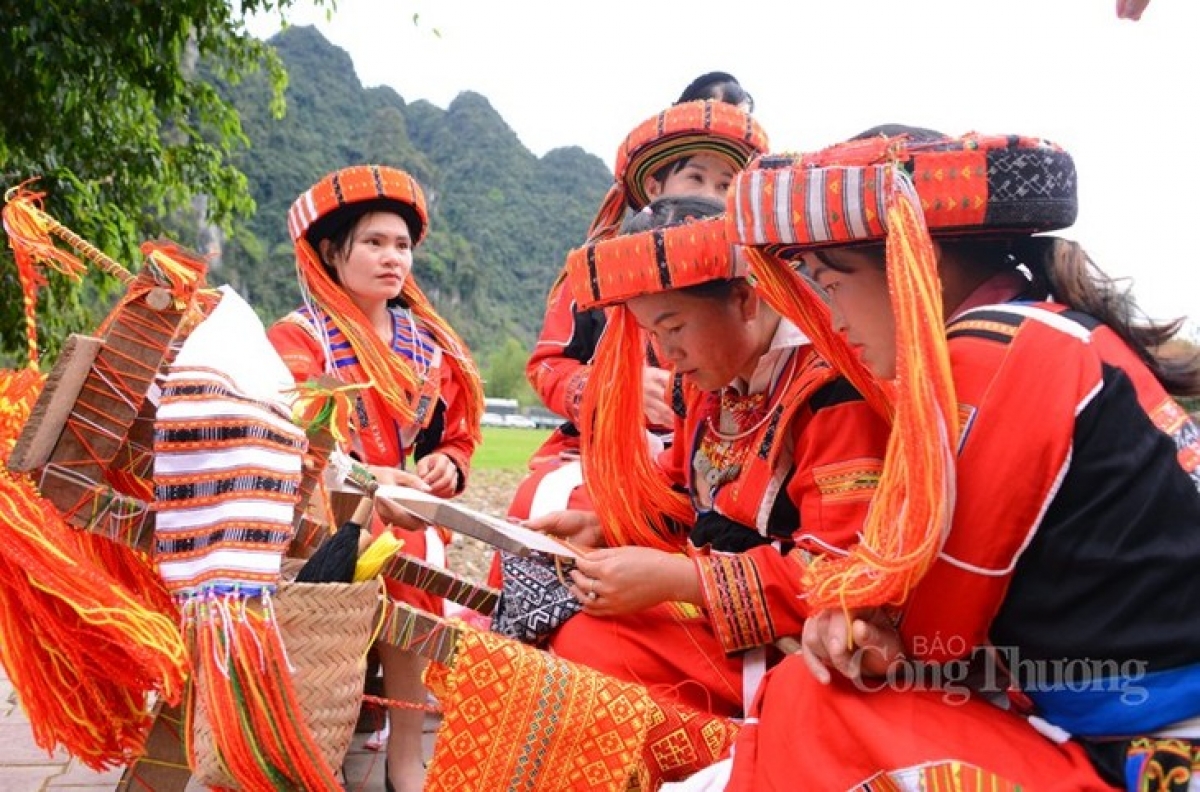 Phụ nữ Pà Thẻn dệt lên những tấm thổ cẩm rực rỡ sắc màu. Ảnh: Báo Công Thương