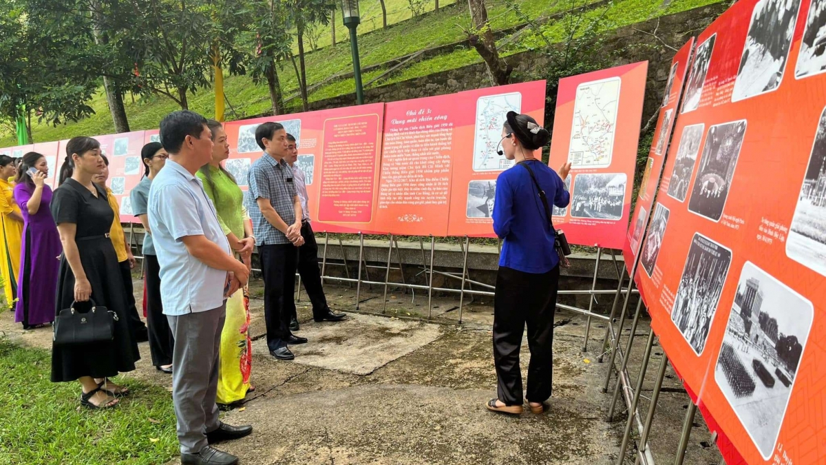 Triển lãm tư liệu lịch sử tại khu di tíc Quốc gia đặc biệt tại Pác Bó.
Ảnh: Lương Hằng