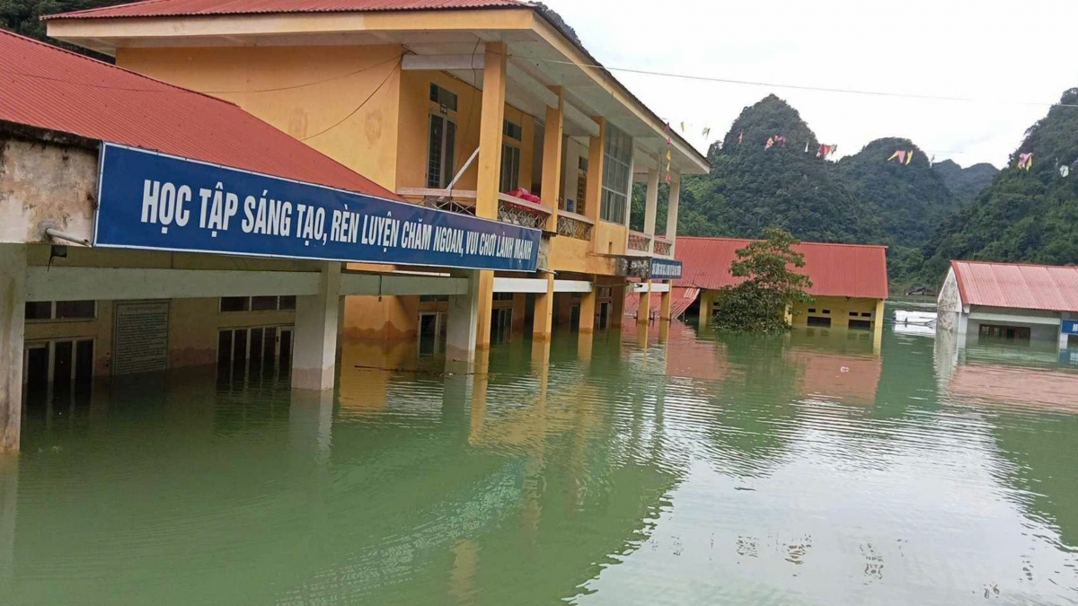 Trường học của xã Quang Vinh ngập sâu trong lũ.
Ảnh: Diệu Hoa