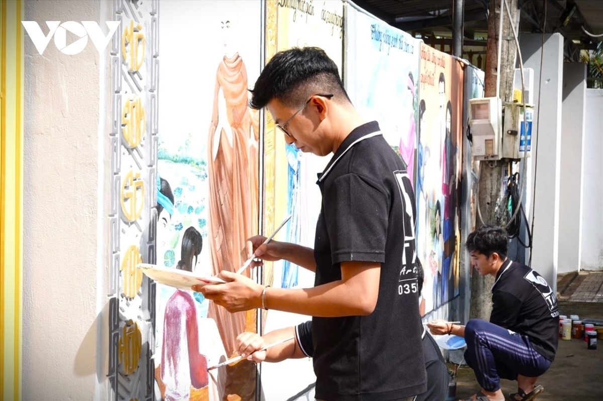 Mỗi thành viên nhóm Tâm Art sẽ phụ trách một công đoạn, sự nhịp nhàng tạo nên những bức tranh có hồn