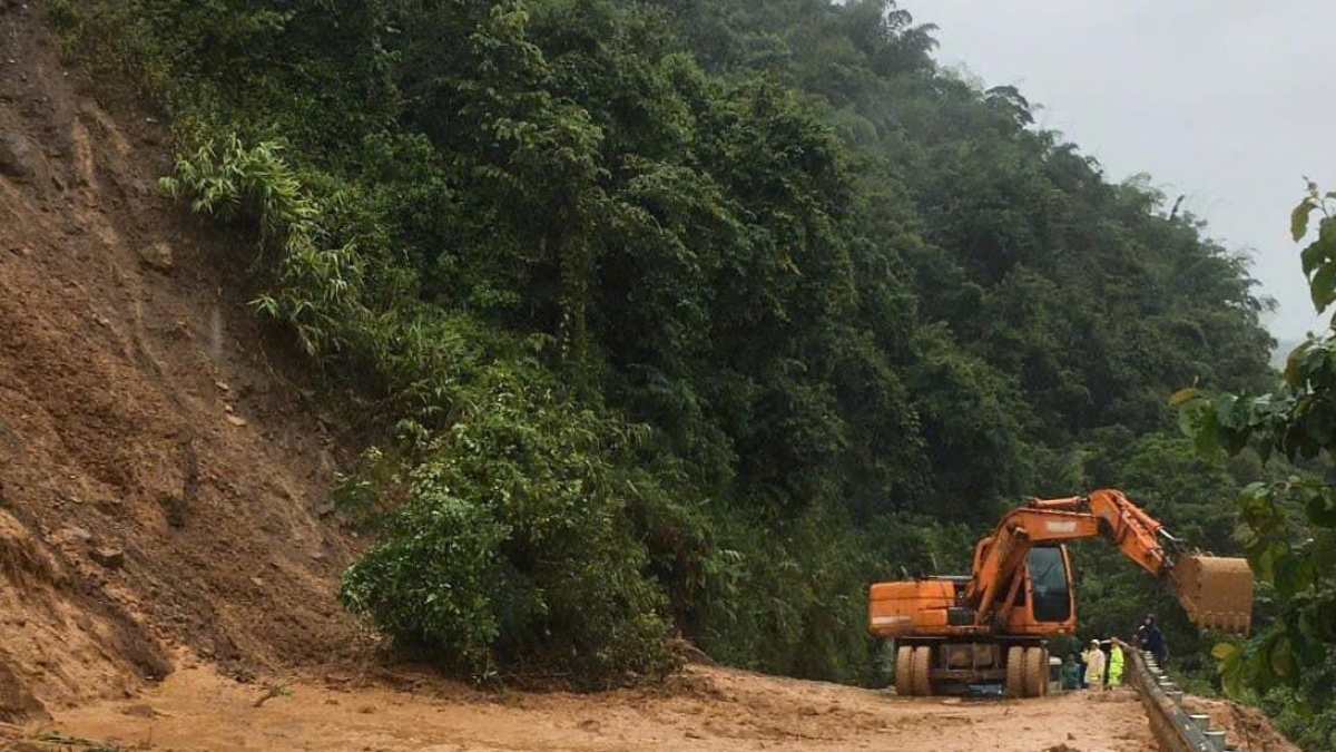 Máy móc, thiết bị túc trực tại các vị trí xung yếu để khắc phục kịp thời.
Ảnh Công an huyện Bắc Yên