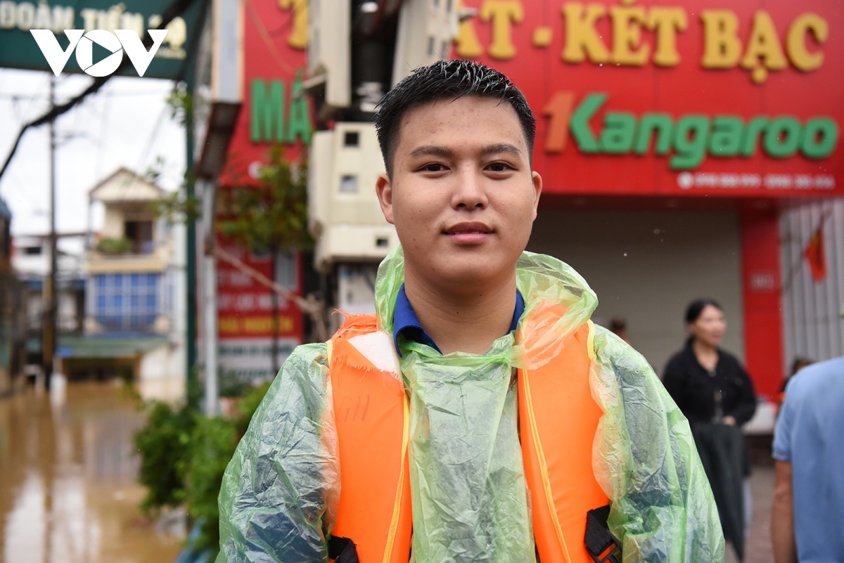 Anh Nguyễn Hoàng Đại, Đoàn Thanh niên phường Tân Lập dầm mình trong nước lũ hỗ trợ người dân cùng các lực lượng chức năng. "Trong số những gia đình bị mắc kẹt có không ít người già và trẻ em, có cả phụ nữ có thai. Sau nhiều ngày chống chọi với bão lũ, hầu như ai cũng kiệt sức. Khi nhìn thấy họ, chúng tôi không kịp nghĩ gì nhiều, chỉ biết nỗ lực hết sức để nhanh nhất đưa người dân ra khỏi vùng nguy hiểm".