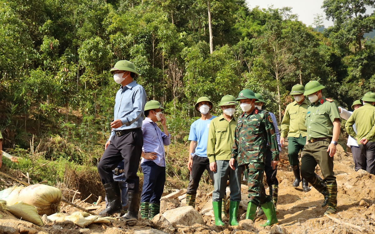 Bí thư Tỉnh ủy Lào Cai Đặng Xuân Phong cùng các ngành và chính quyền huyện Bắc Hà đi khảo sát các điểm tái định cư cho người dân ( Ảnh Báo Lào Cai)