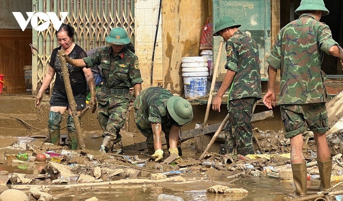 Bộ đội giúp dân khắc phục hậu quả thiên tai ở đường Thanh niên- TP Yên Bái