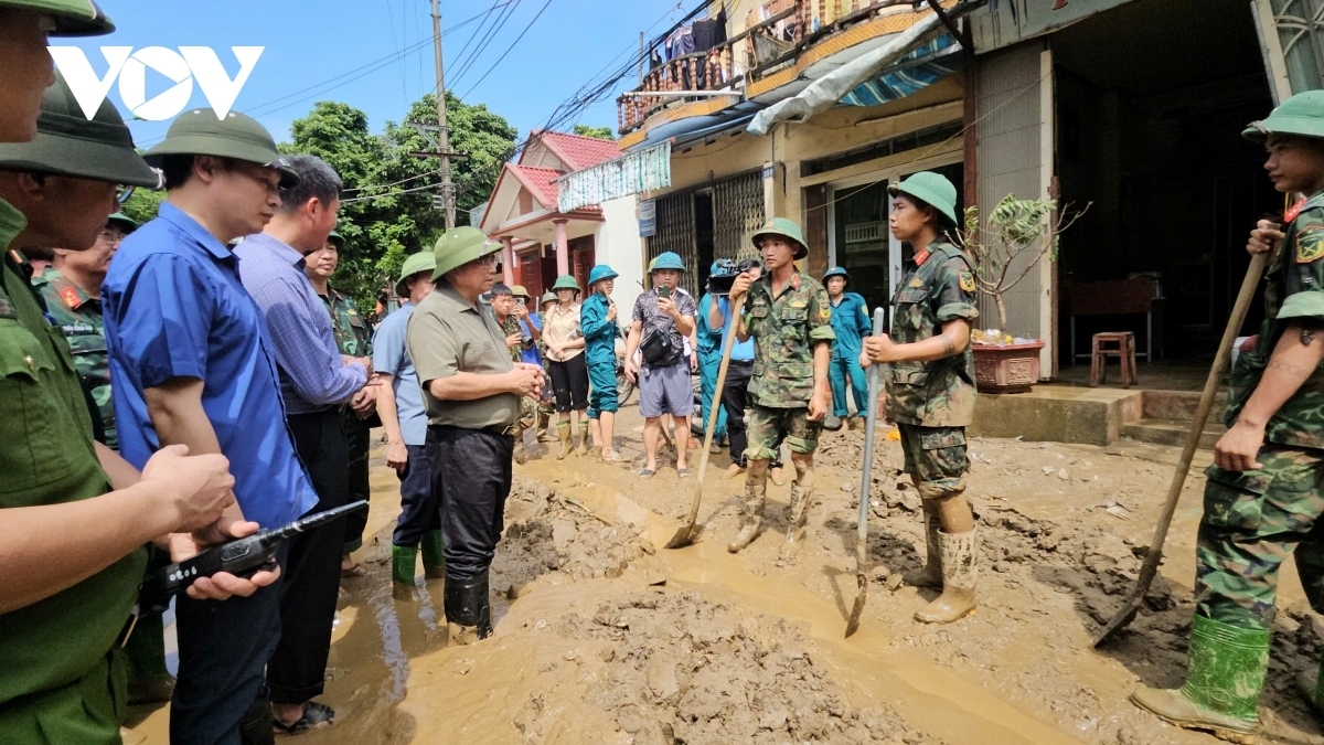 Thủ tướng thăm hỏi các chiến sĩ làm nhiệm vụ dọn bùn đất ở thành phố Yên Bái.