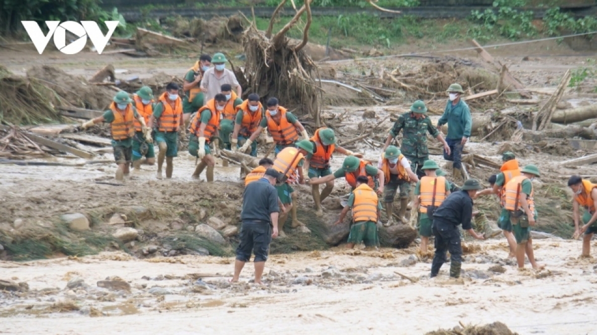 Lực lượng quân đội tham gia tìm kiếm nạn nhân trong trận lũ quét
tại thôn Làng Nủ, xã Phúc Khánh, huyện Bảo Yên, Lào Cai.