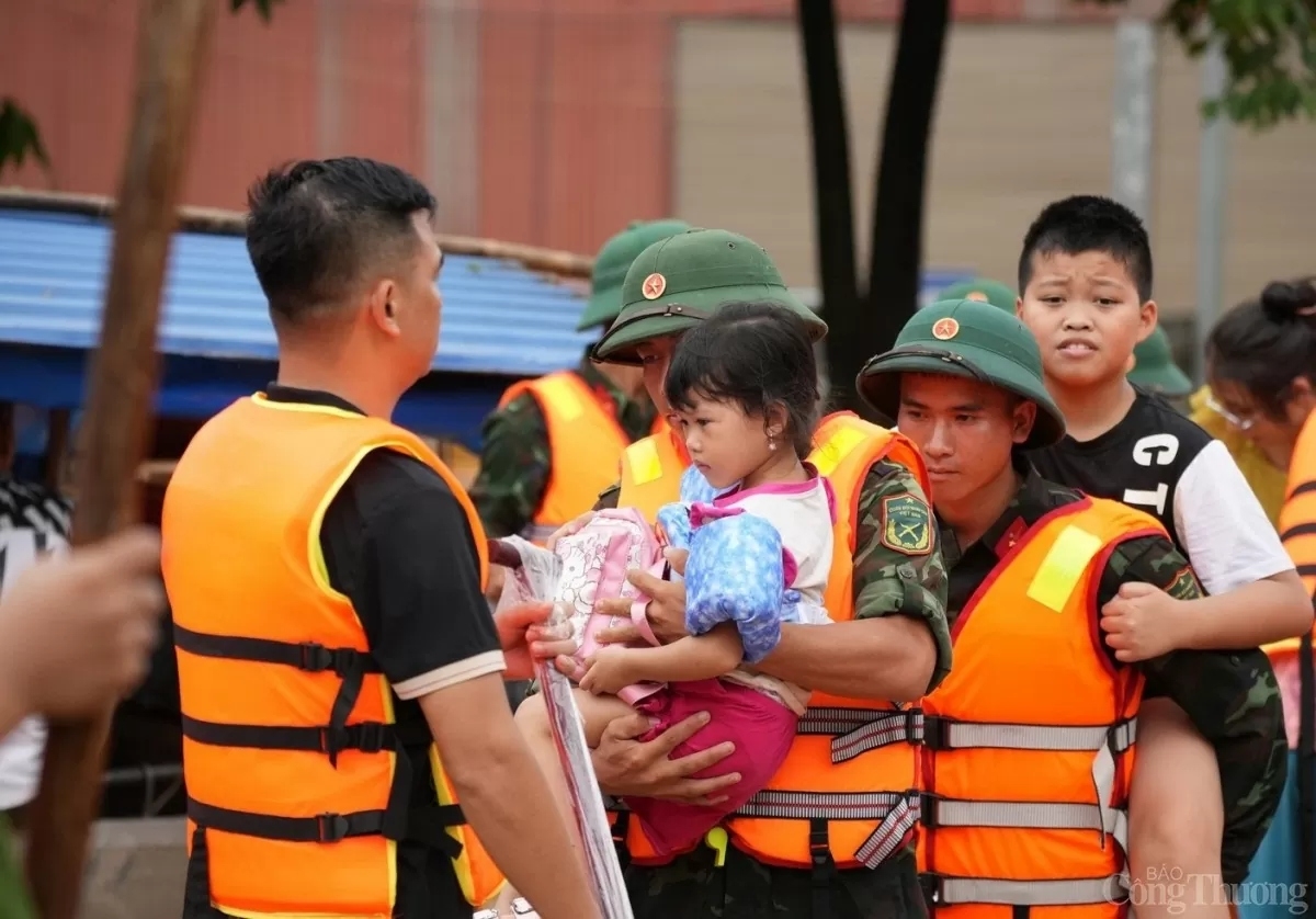 Cán bộ, chiến sĩ quyết tâm hỗ trợ nhân dân bị ảnh hưởng bởi lũ lụt ở Thái Nguyên.
Ảnh: Báo Công Thương