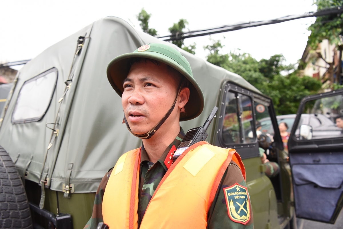 Trung tá Ngô Anh Quyến - Phó Chủ nhiệm chính trị Lữ đoàn Công binh 575, Quân Khu 1 chia sẻ: "Từ khi có bão đến nay, ngày nào chúng tôi cũng xuyên đêm hỗ trợ người dân, nhưng anh em vẫn sẵn sàng. Khi thấy bộ đội và các lực lượng chức năng vào hỗ trợ, bà con đều vỗ tay. Chúng tôi chia sẻ cho bà con nước uống, mỳ tôm, đưa bà con ra khỏi vùng lũ. Bà con bảo, khi nào lũ rút, mời bộ đội về ăn cơm với chúng tôi".