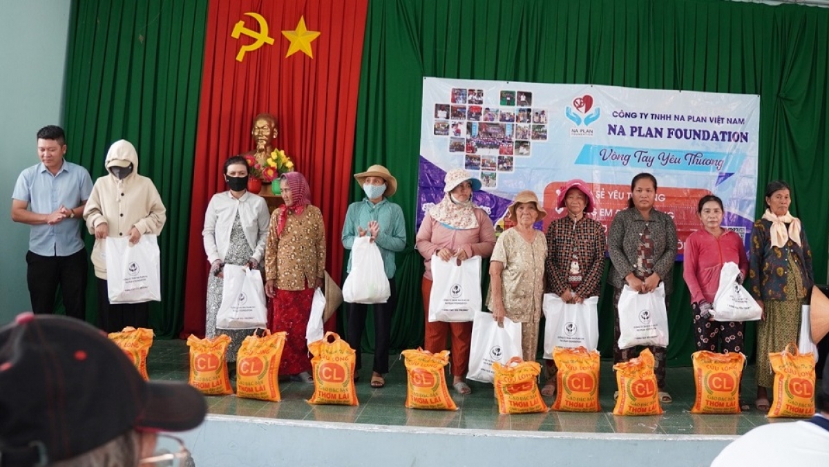 Trao tặng quà cho đồng bào Chăm có hoàn cảnh khó khăn
 ở xã Phước Hữu, huyện Ninh Phước, tỉnh Ninh Thuận.
Ảnh: Ái Nghiêm