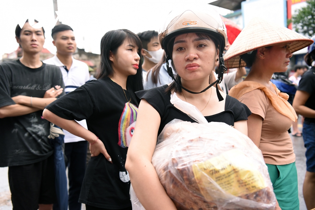 Người dân các nơi mang nhu yếu phẩm đến tận mép lũ để gửi cho các hộ dân trong vùng lũ.