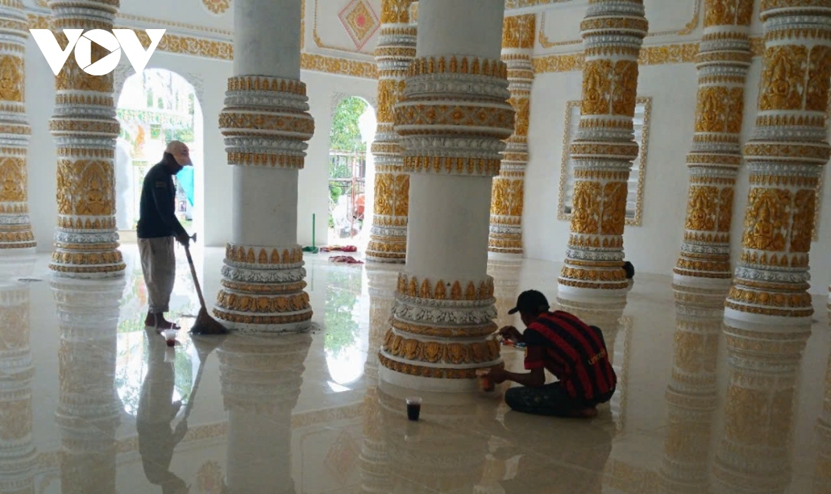 Bà con phụ quét dọn, sơn phết, tu bổ cho nhà chùa.
Ảnh: Ngọc Tươi/ VOV ĐBSCL