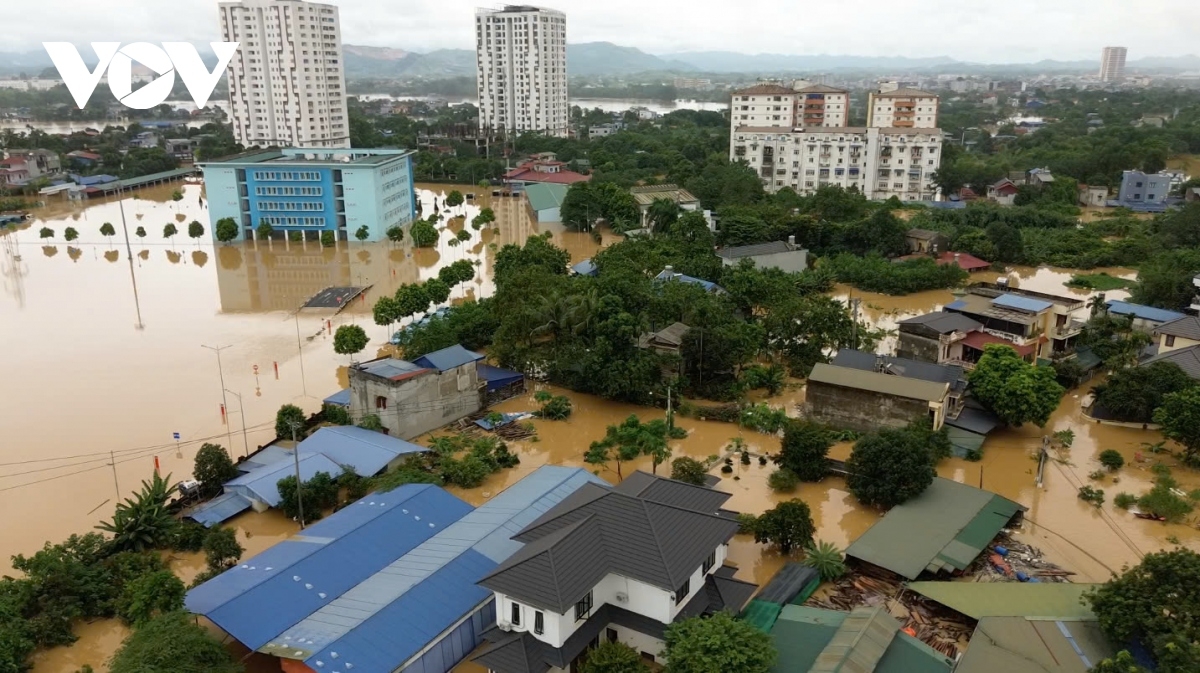 Dù mực nước sông Cầu tại Thái Nguyên đã giảm dần
nhưng tình trạng ngập lụt tại nhiều xã, phường vẫn chưa giảm