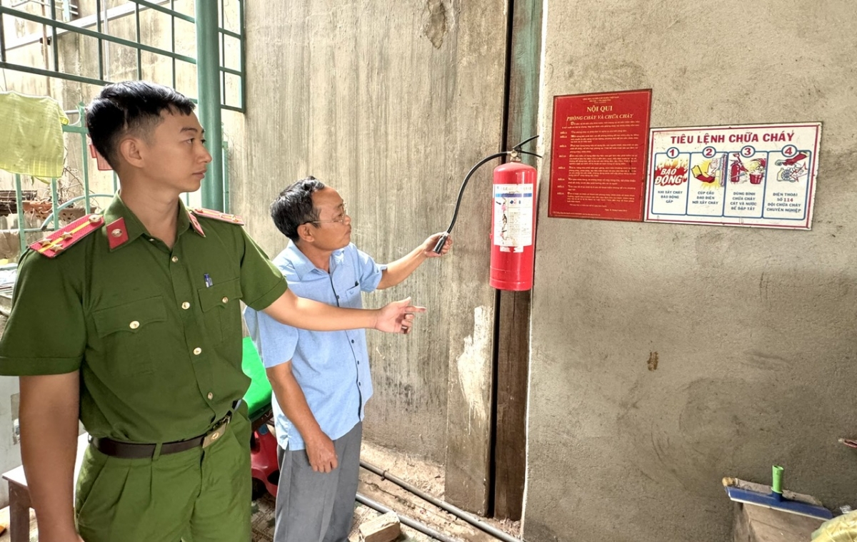 Kông ang să Ea Wer, tơring glông Buôn Đôn, tơring čar Dak Lak djru ding kơna grŭp pơlir pơgang pơgăn apui ƀong ƀơi sang.