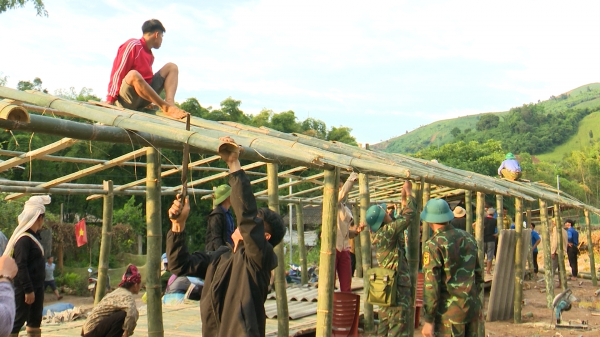 Hỗ trợ làm lán ở tạm thời cho các hộ dân.