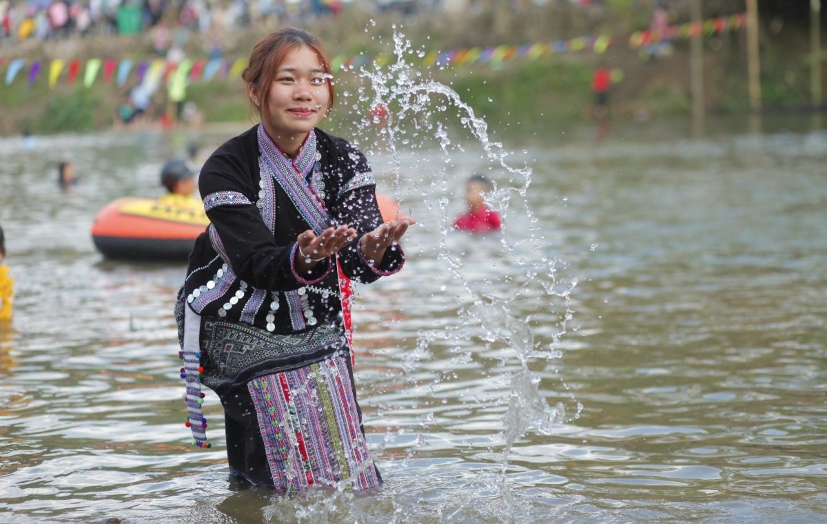 Nhiều du khách khoác trên mình bộ trang phục dân tộc Lào
hòa mình vào lễ hội văn hóa cùng người dân