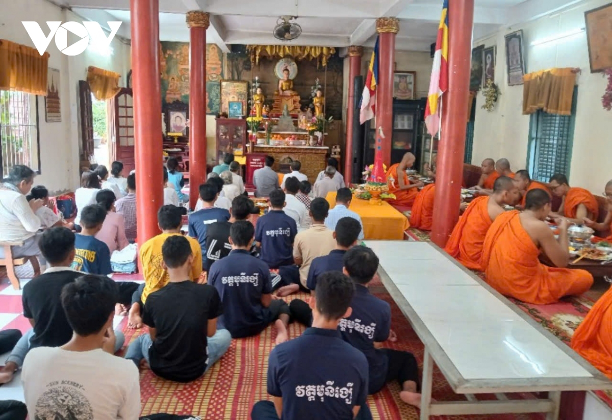 Phật tử đi chùa tụng kinh, lễ Phật, dâng cơm cho các vị sư sãi dịp Lễ Sen ĐônTa.
Ảnh: Ngọc Tươi/ VOV ĐBSCL