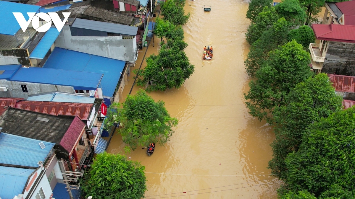 Nhiều tuyến phố, quốc lộ tại Thái Nguyên chìm sâu trong biển nước,
phương tiện di chuyển duy nhất là thuyền bè...