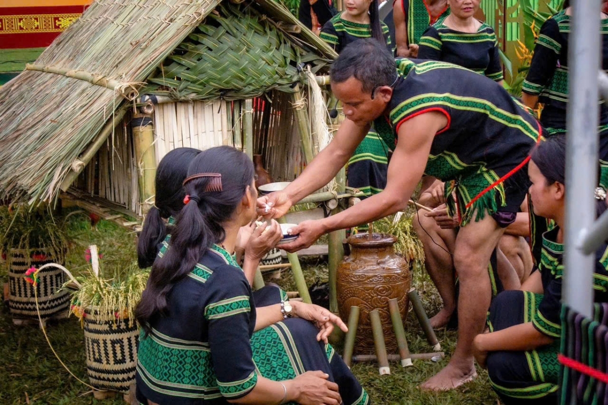 Pô iâu lăi ngă yang brơi đah kơmơi pô sang huă asơi hăng mơñum tơpai čeh