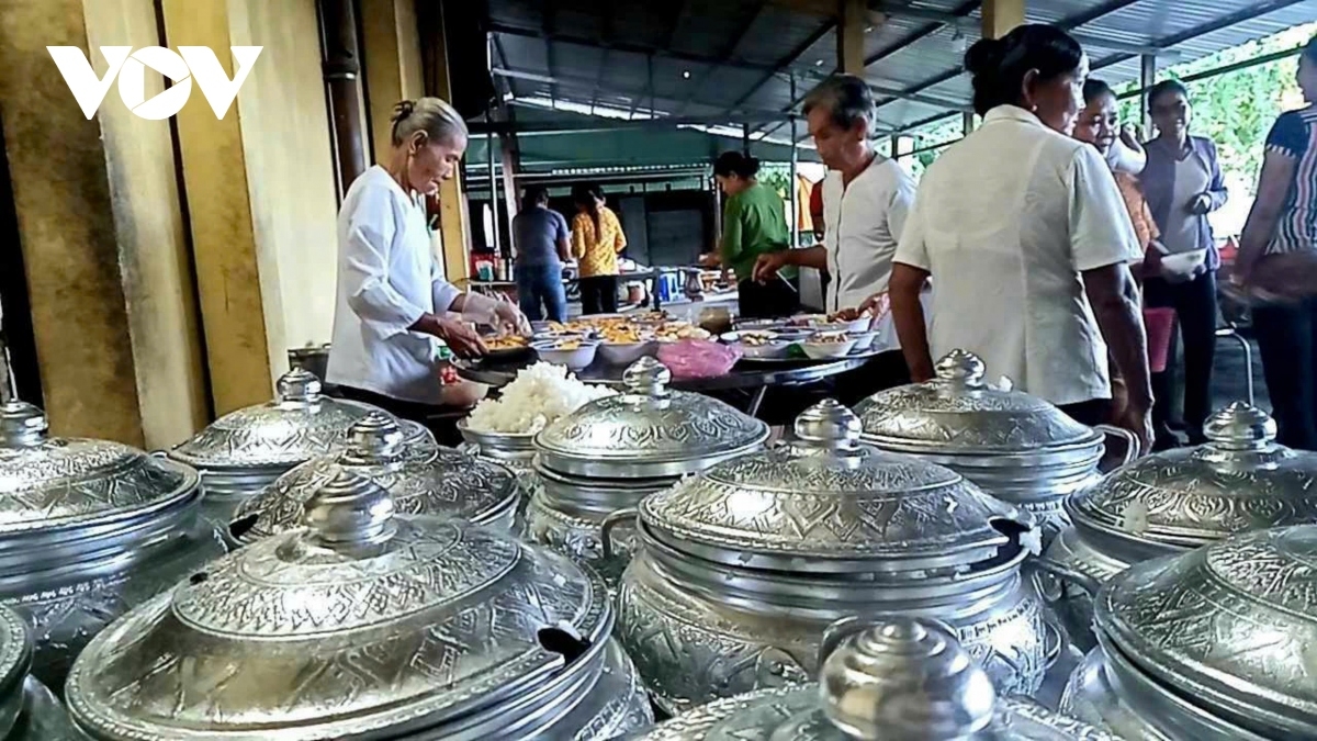 Bà con chuẩn bị thức ăn dâng lên cúng dường cho các vị sư sãi.
Ảnh: Ngọc Tươi/ VOV ĐBSCL