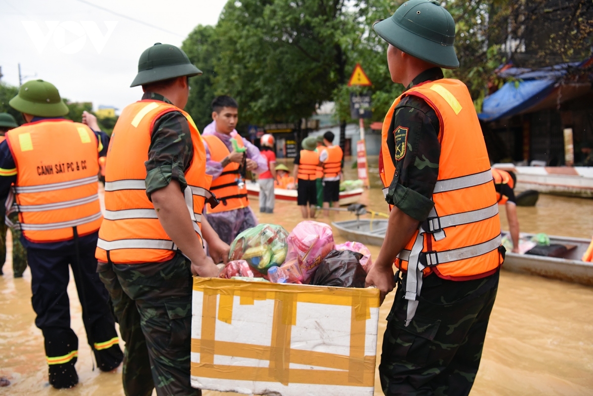 Giao thông nhiều địa bàn của tỉnh Thái Nguyên bị chia cắt, cô lập. Trong những ngày qua, lực lượng công an, quân đội, phối hợp cùng chính quyền địa phương và các tổ chức cá nhân dồn toàn lực hỗ trợ người dân trong vùng lũ.