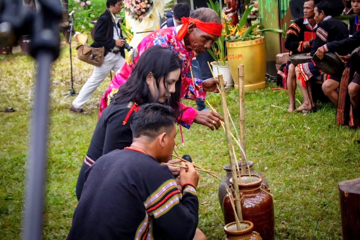 Cau tờm hìu rơp là cau lài ngan ñô tơrnờm