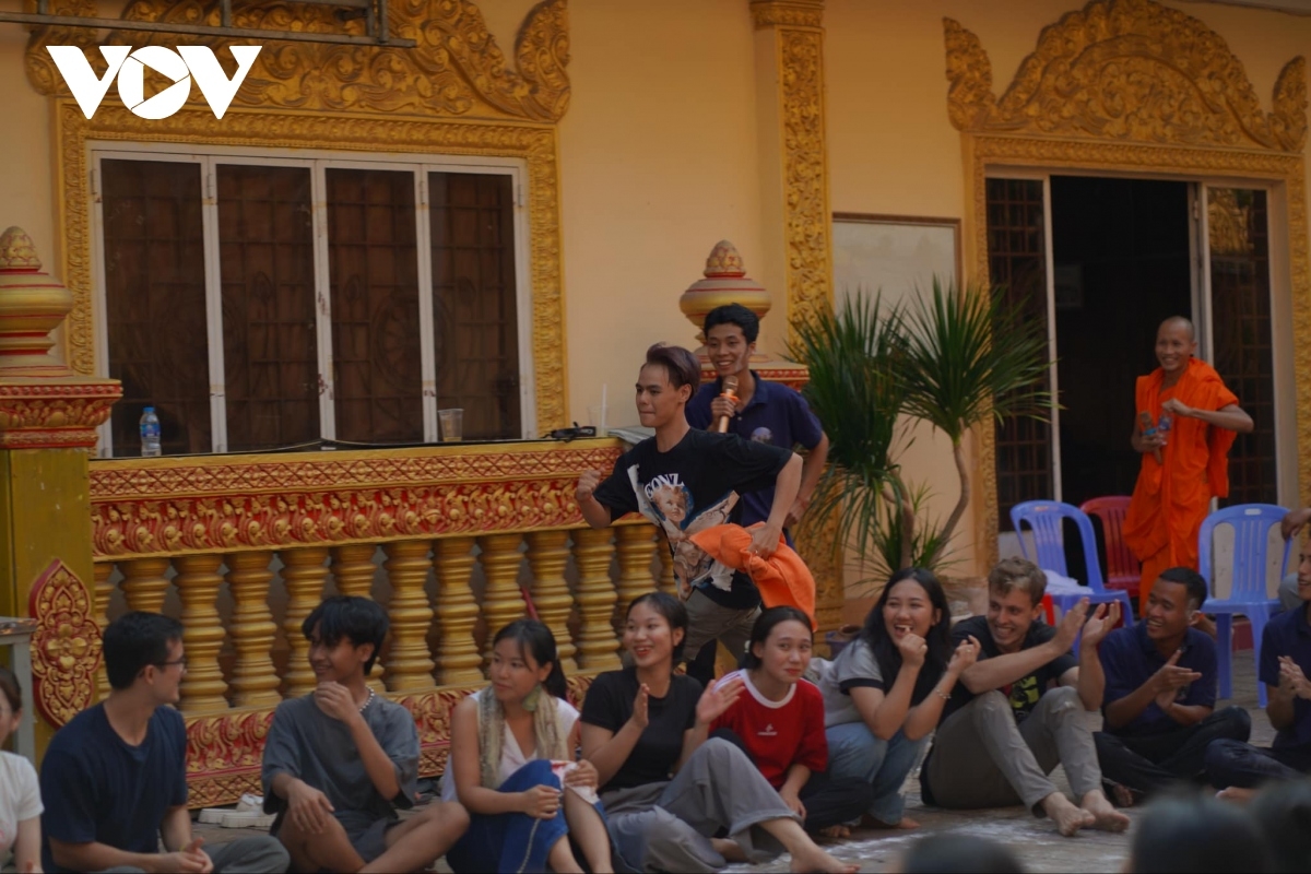 Các nam nữ thanh niên Khmer tham gia trò chơi Giấu khăn rất vui nhộn.
Ảnh: Ngọc Tươi/ VOV ĐBSCL