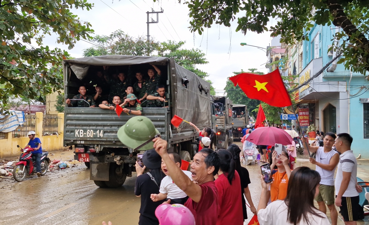 Người dân Yên Bái chẳng ai bảo ai đã cùng nhau ra đường tạm biệt bộ đội, đây là một trong những lực lượng luôn sát cánh cùng đồng bào, hỗ trợ đồng bào khắc phục hậu quả bão số 3.  