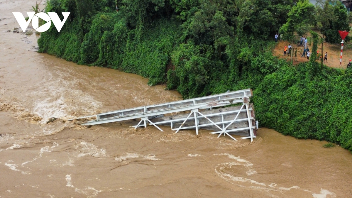 Bộ Tư lệnh Quân khu 2 đóng chân trên địa bàn tỉnh Phú Thọ đã huy động lực lượng tìm kiếm trục vớt các nạn nhân. Đến 13h12 cùng ngày đã cứu hộ được 3 người dân, 1 cháu nhỏ tự bơi được vào bờ.