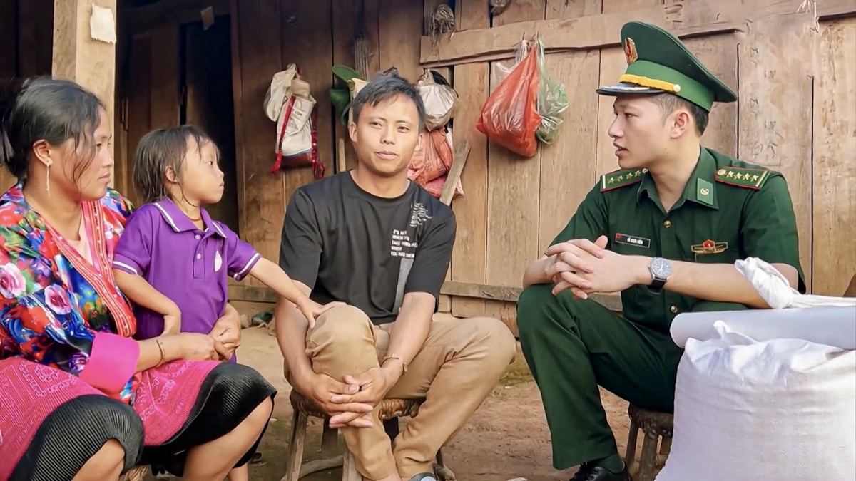 Mô hình “Hũ gạo chiến sĩ” đã lan tỏa yêu thương đến các bản làng nơi biên giới.
Ảnh: Vũ Lợi/VOV Tây Bắc