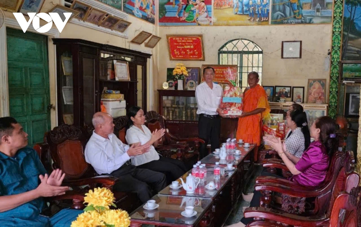 Đại diện cấp ủy Đảng, chính quyền, các đoàn thể huyện Giồng Riềng, tỉnh Kiên Giang
thăm hỏi, tặng quà cho chùa Cây Trôm trên địa bàn xã Bàn Thạch.
Ảnh: Ngọc Tươi/ VOV ĐBSCL